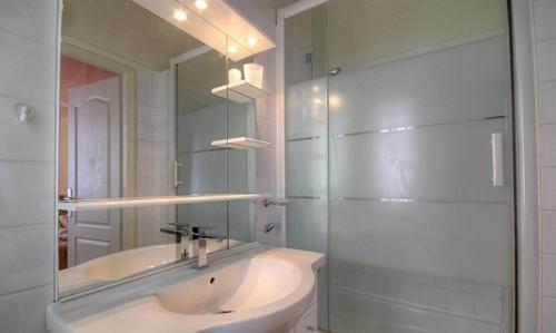 卡伦扎纳阿隆杜克洛什住宿加早餐旅馆的浴室配有盥洗盆、镜子和浴缸