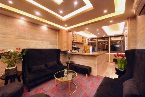 米茨佩·拉蒙Tzukim Desert Traveler's Hotel - מלון צוקים的客厅配有沙发和桌子