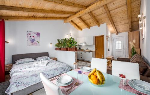 乌马格Villa HEIDI 2的一间卧室配有一张床和一张桌子,上面放有香蕉