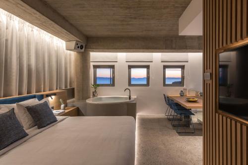 雅典Urban Suites的一间带一张床和浴缸的卧室以及一间浴室