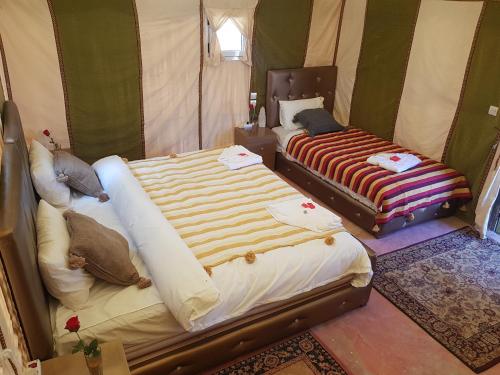 梅尔祖卡梅尔祖卡沙丘帐篷营地的帐篷内带两张床的房间