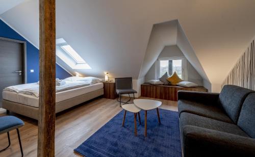 哈姆Hotel Zu Freunden的阁楼卧室配有1张床和1张沙发