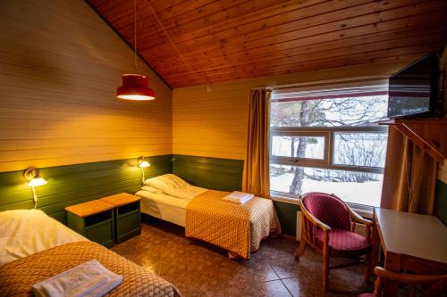 Storjord I Tysfjord奇斯菲尔德假日公园的小房间设有两张床和窗户