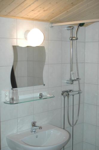 Sankt IbbNatursköna Gamlegård på Ön Ven的白色的浴室设有水槽和镜子