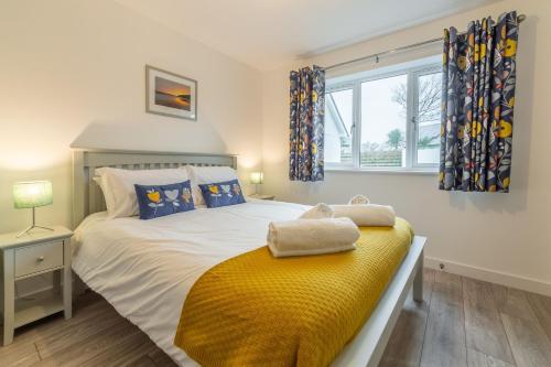 圣阿格尼丝Beacon View的一间卧室配有一张黄色毯子床
