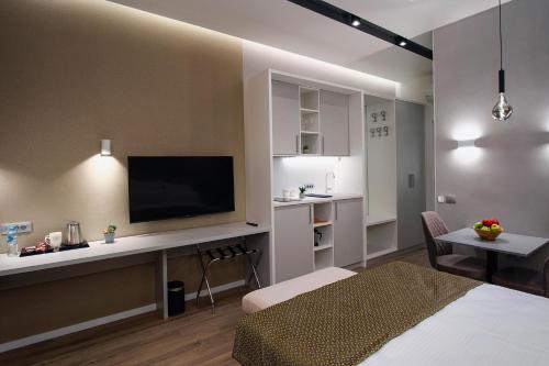 萨拉热窝Beys Palace apartments Sarajevo的客房设有一张床、一张书桌和电视