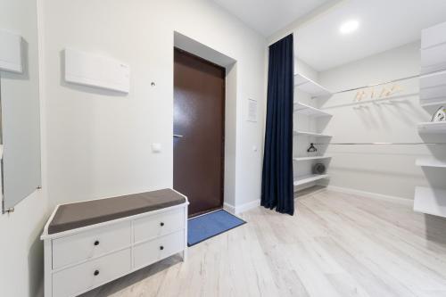 基辅Красивая 1 комнатная квартира с балконом на Теремках 252的浴室拥有白色的墙壁和棕色的门