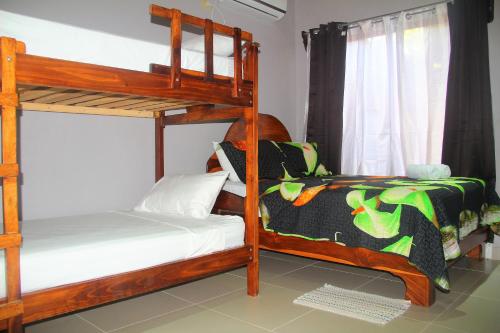奎波斯城Apartamentos Mansión Tropical的配有两张双层床的客房