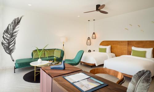 暹粒鸟园酒店的酒店客房设有两张床和一张桌子。