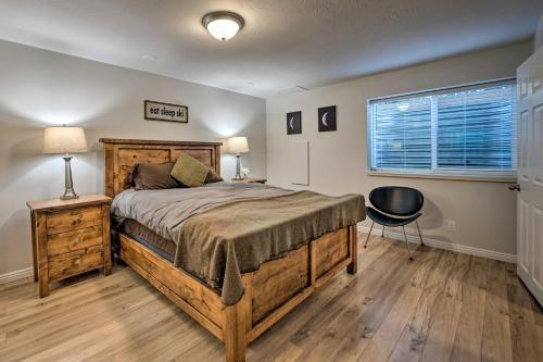 桑迪Updated Home with Mtn Views 8 Mi to Snowbird Resort的卧室配有床、椅子和窗户。