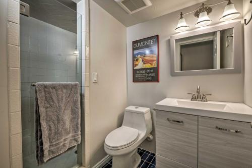 桑迪Updated Home with Mtn Views 8 Mi to Snowbird Resort的一间带卫生间、水槽和镜子的浴室