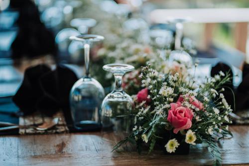 德格拉朗彭杜克塞巴图别墅酒店的一张桌子,上面放着一束鲜花和酒杯