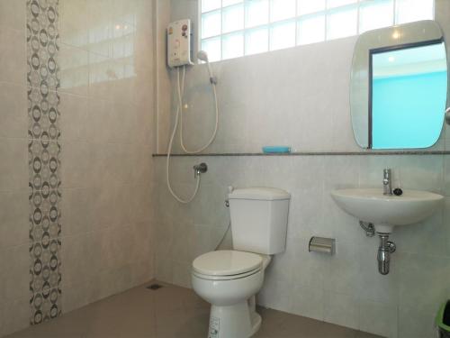 Ban Nong Nakโรงแรมห้วยทราย Huaisai Hotel的一间带卫生间和水槽的浴室