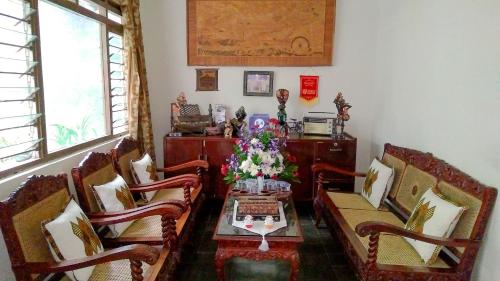 日惹南皮兰背包旅舍的客厅配有桌椅