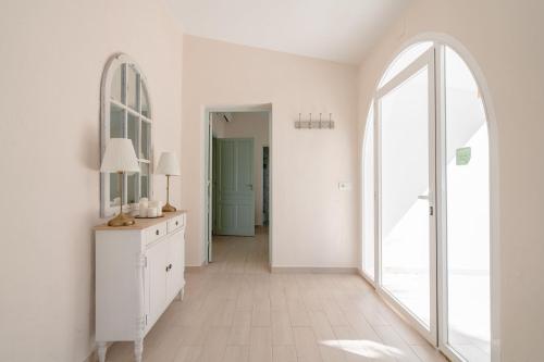 孔佩塔Finca Colica的白色的房间,设有走廊、镜子和拱门
