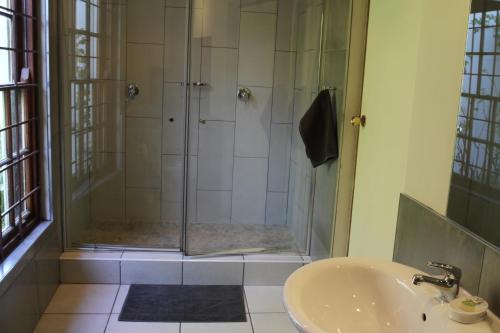 约翰内斯堡幸运豆旅馆的带淋浴和盥洗盆的浴室