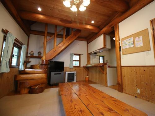 猪苗代町Cottage All Resort Service / Vacation STAY 8422的一间铺有木地板和木制天花板的大客厅