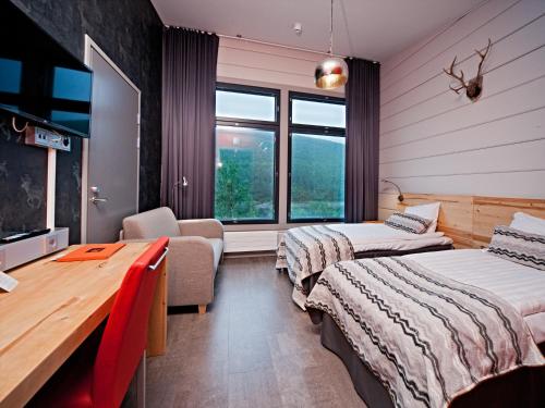 乌茨约基瓦尔假日公园的酒店客房配有两张床和一张书桌