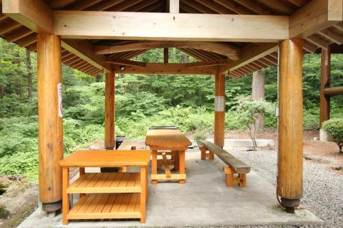 猪苗代町Cottage All Resort Service / Vacation STAY 8422的木制凉亭,配有野餐桌和长凳