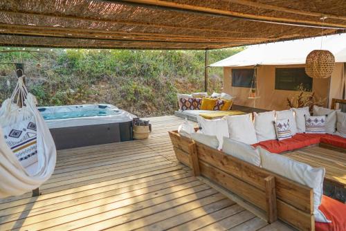 圣马西敏·拉塞Cabane Ayana的木制甲板配有吊床和热水浴池