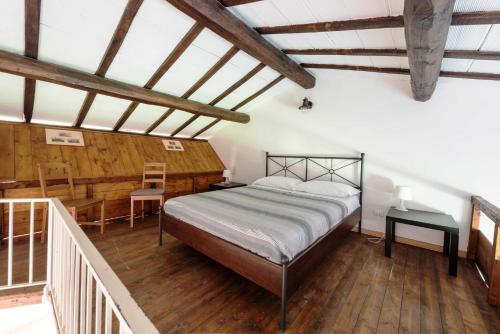 安圭拉萨巴齐亚Il Castoro di Martignano的一间卧室配有一张床,铺有木地板