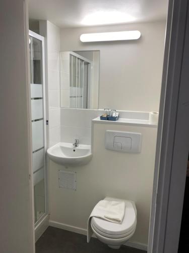 布里孔特罗贝尔Fast Hotel Brie-Comte-Robert的白色的浴室设有水槽和卫生间。