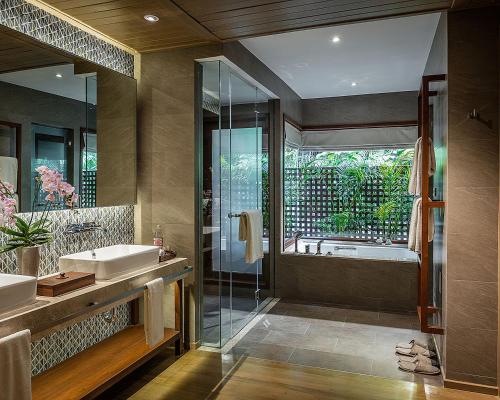 湄林Four Seasons Resort Chiang Mai的带浴缸和盥洗盆的浴室