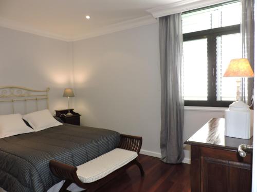 洛斯·亚诺斯·德·阿里丹Casa Rakel, apartamento en el centro de Los Llanos的卧室配有床、椅子和窗户。