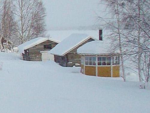 LampsijärviHoliday Home Raanumökki 1 by Interhome的前面的雪覆盖的房子