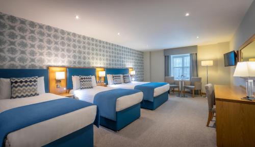 克兰维斯特格鲁弗酒店的酒店客房配有两张床和一张书桌