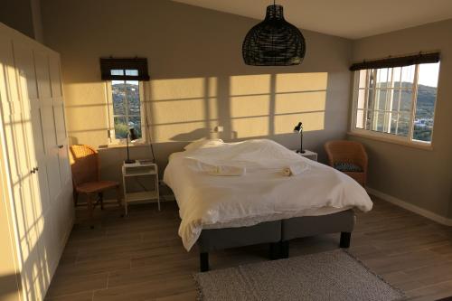 SoalheiraVilla De Hofnar的一间卧室配有一张带白色床单和窗户的床。
