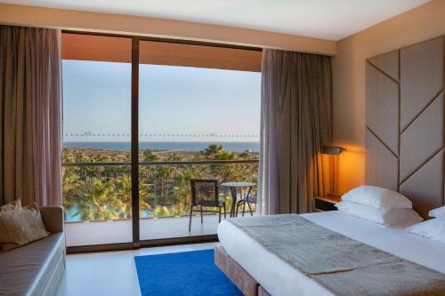 阿尔布费拉VidaMar Resort Hotel Algarve的酒店客房设有一张床和一个大窗户
