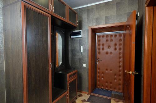 鄂木斯克Apartment Karla Marksa 22的一间设有木门和镜子的客房