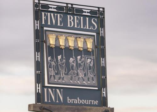 BrabourneThe Five Bells Inn的芭芭拉五钟的标志