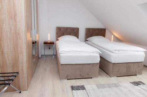 杜伊斯堡T&K Apartments near Messe Fair Trade Düsseldorf und Airport 3B的配有两张单人床的客房,设有楼梯