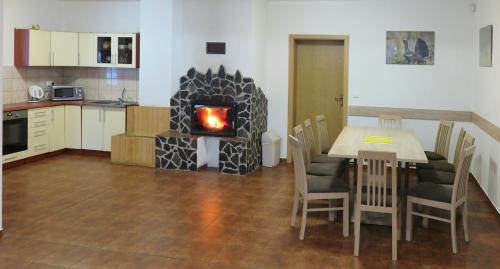 斯祖贝莱克Chata Spálená的厨房配有桌子和壁炉。