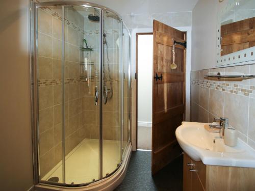 Llanafan-fawrCwm Derw Cottage的带淋浴和盥洗盆的浴室