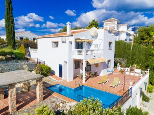 弗里希利亚纳Holiday Home Villa Alegria by Interhome的享有带游泳池的别墅的空中景致