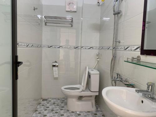 宁平Sen's Homestay的白色的浴室设有卫生间和水槽。