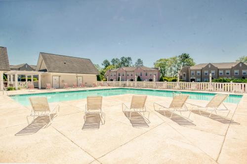 默特尔比奇Two-Bedroom Vacation Condo的一组椅子和一个游泳池