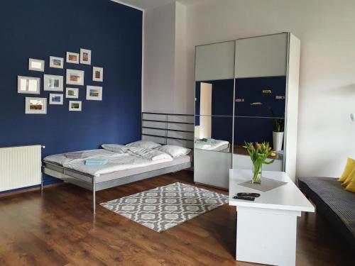 西维德尼察Casa de Drzymala的一间卧室设有一张床和蓝色的墙壁
