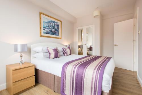 伦敦切尔西静谧酒店的卧室配有一张白色的大床和床头柜。