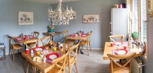霍恩B&B Posthoorn的用餐室配有木桌和椅子