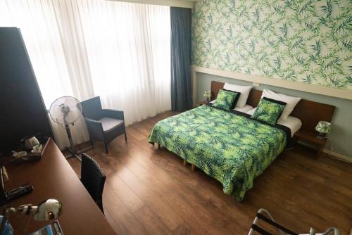 霍恩B&B Posthoorn的配有一张床和一把椅子的酒店客房