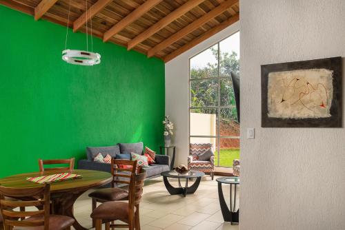 Casa Sofia, a Gem Close to Orosi Thermal Pools!的休息区