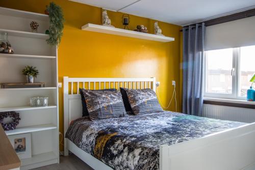 海勒富特斯勒斯CasaLuca的一间卧室设有一张床和黄色的墙壁