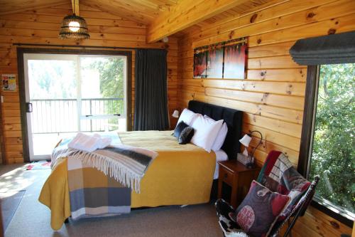 特卡波湖Sunset Chalet的小木屋内一间卧室,配有一张床