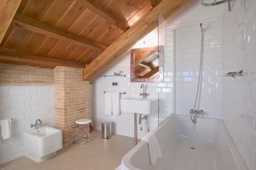 卢耶哥索摩查卡米诺旅馆的带浴缸、盥洗盆和卫生间的浴室
