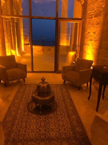 马尔丁卡斯瑞阿巴斯酒店的客厅配有两把椅子和大窗户