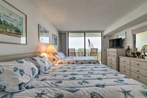哈得逊Gulf Coast Escape with Balcony and Resort Amenities!的一间卧室设有两张床、一台电视和一扇窗户。
